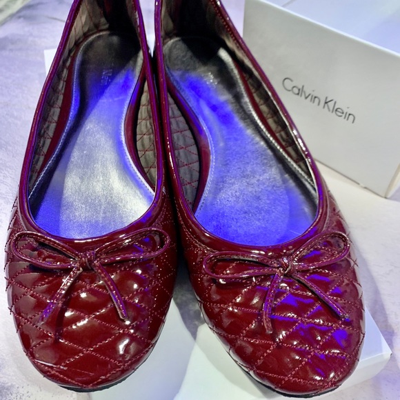 CALVIN KLEIN QUILTED PATENT LEATHER RED WINE FLATS - Picture 4 of 5